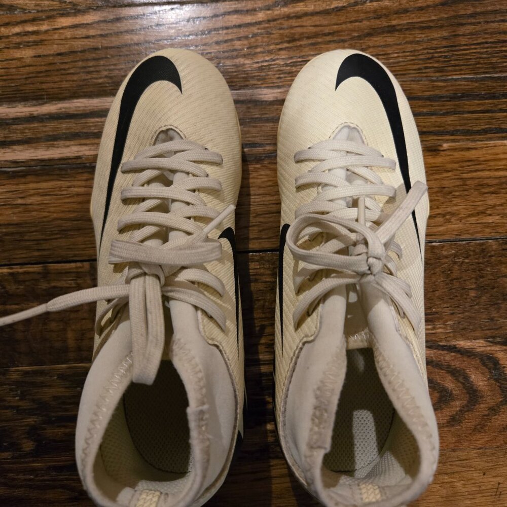 KIDS NIKE CLEATS - Picture 5 of 6